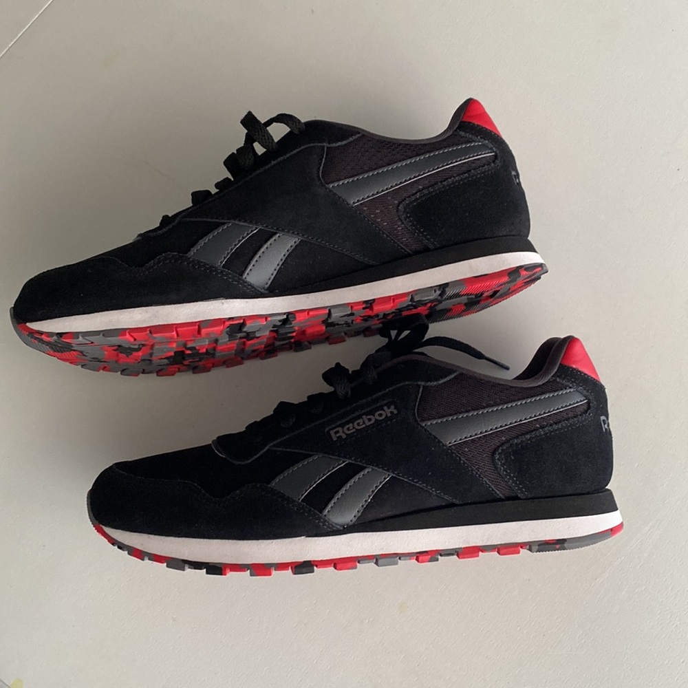 🆕 REEBOK Black & Red Sneakers